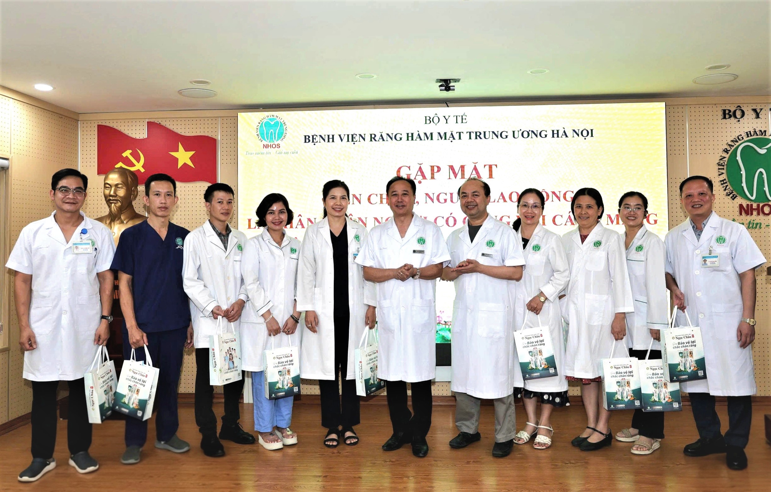 BGĐ bệnh viện tặng quà tri ân tới các viên chức, người lao động là thân nhân người có công với cách mạng